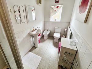 Master En-suite- click for photo gallery